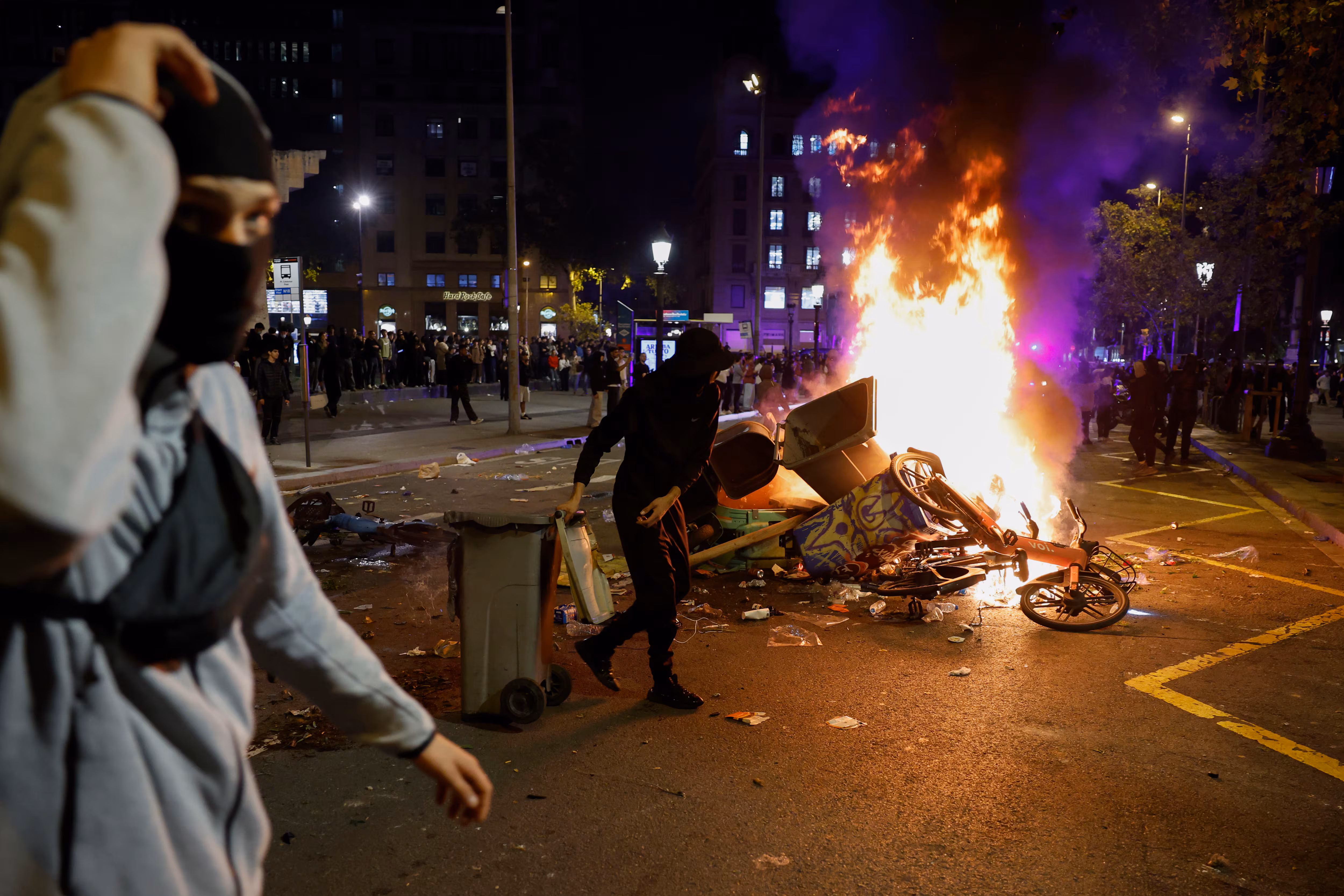 Disturbios en Barcelona y Milán tras protestas juveniles convocadas por redes sociales