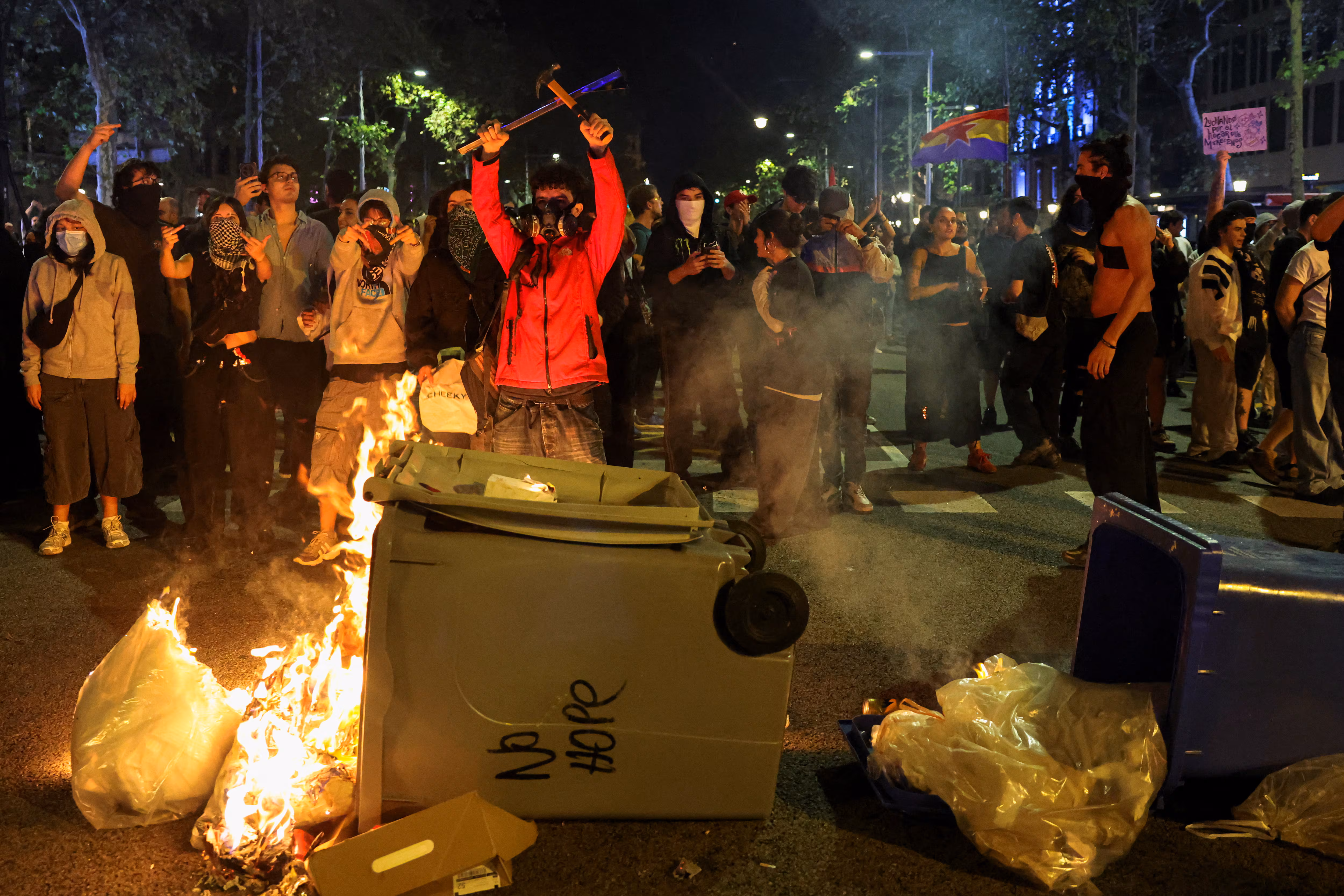 Disturbios y cargas policiales en Barcelona tras protesta por la vivienda