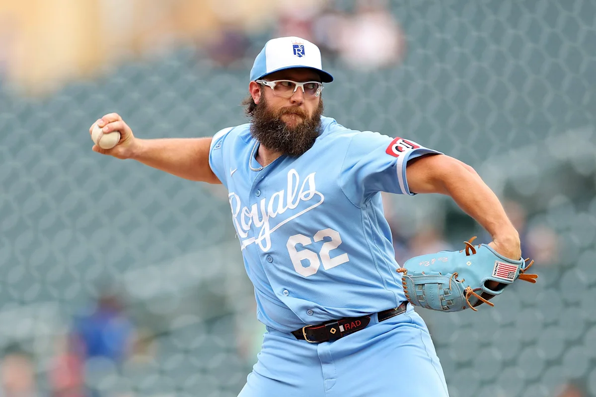 Dobnak Cierra el Juego Contra su Antiguo Equipo en la Victoria de los Royals