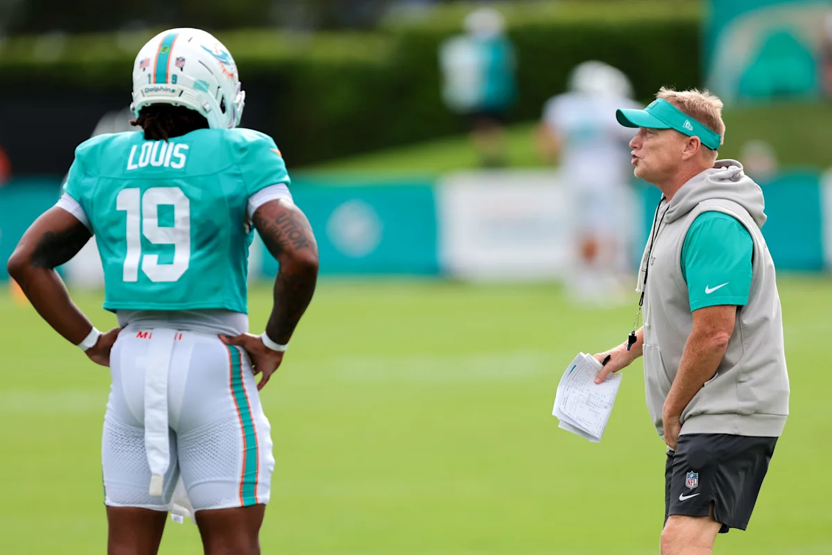 Los Dolphins Ajustan la Posición de un Novato Durante el Entrenamiento