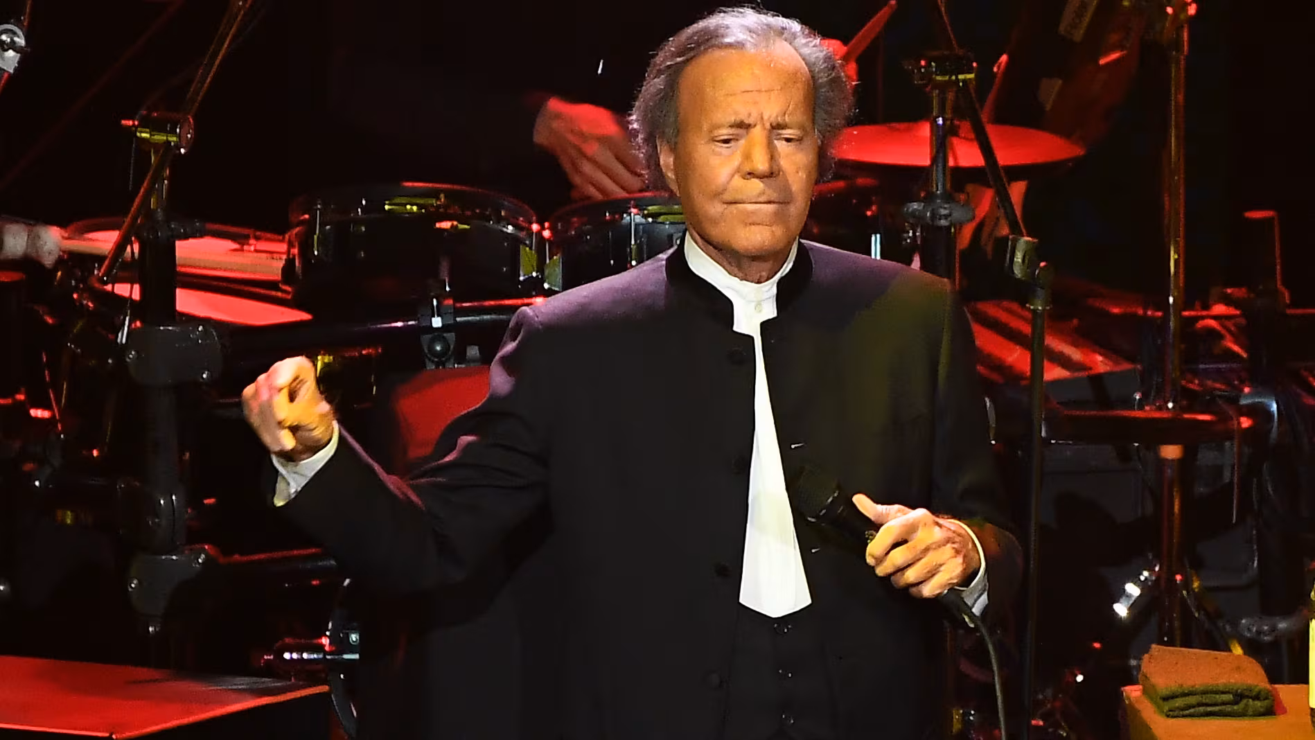 Dos exempleadas de Julio Iglesias presentan querella por presuntas agresiones sexuales y explotación laboral