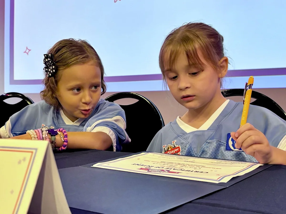 Niños de la Fundación Dreams Come True Fichan con la Asociación Gator Bowl