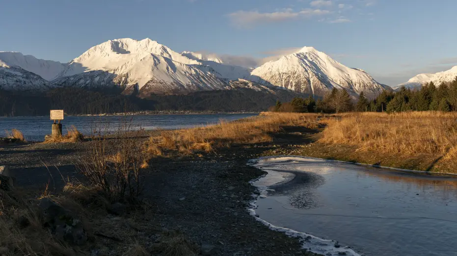 Eight Killed in Alaska Charter Plane Crash Near Military Radar Site