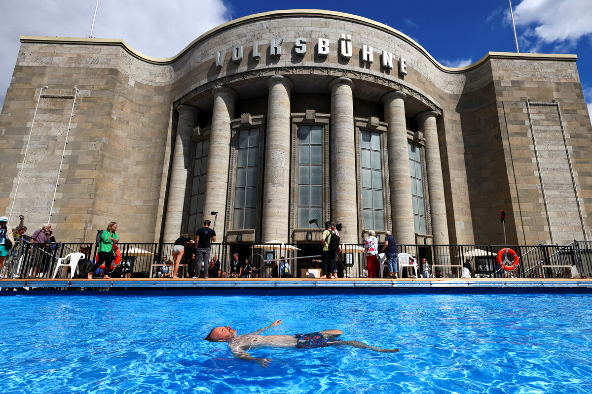 Eklat um das Schwimmbad der Volksbühne: Polizeibeamter sorgt für Aufsehen