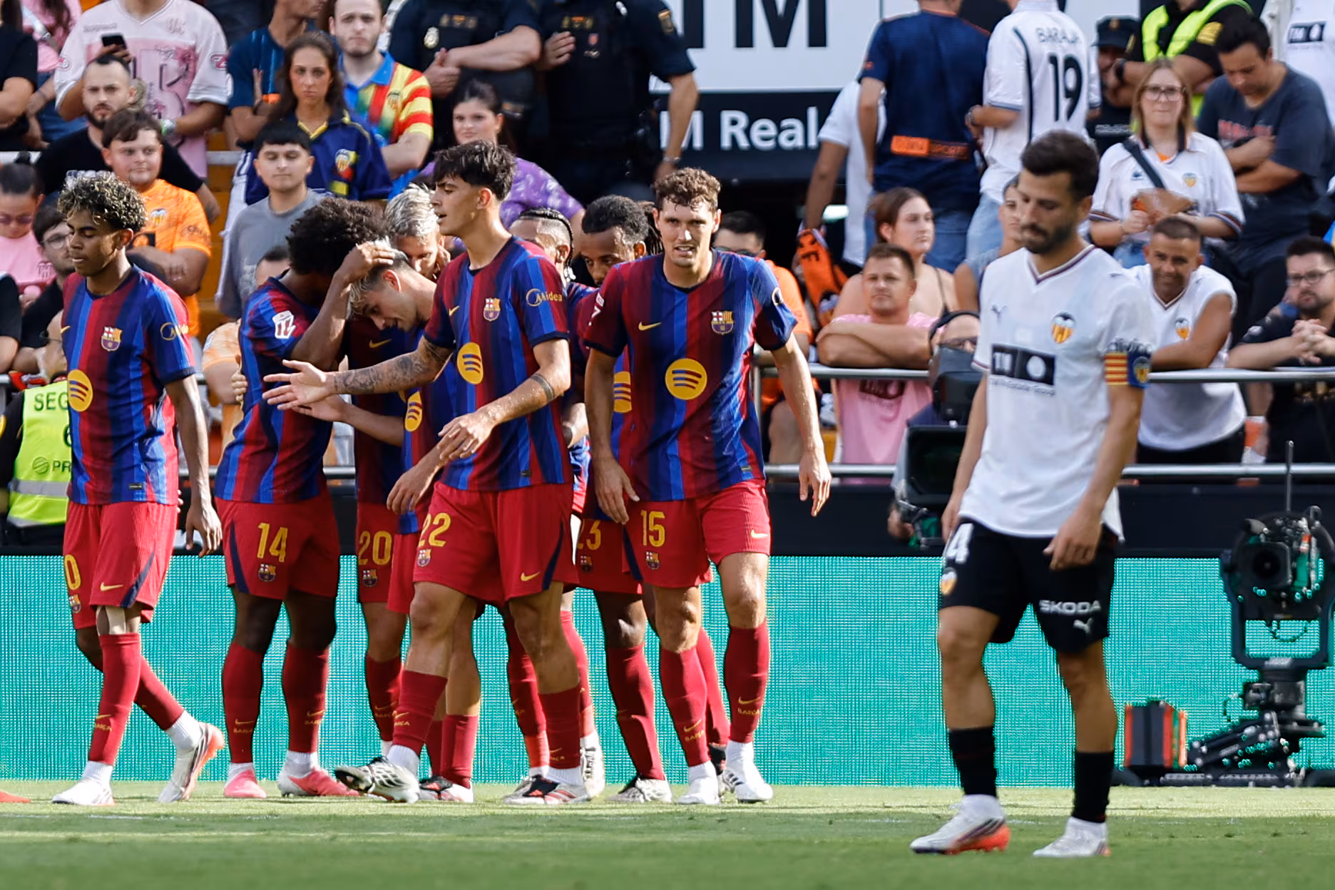 El Barcelona goleó al Valencia y lidera La Liga