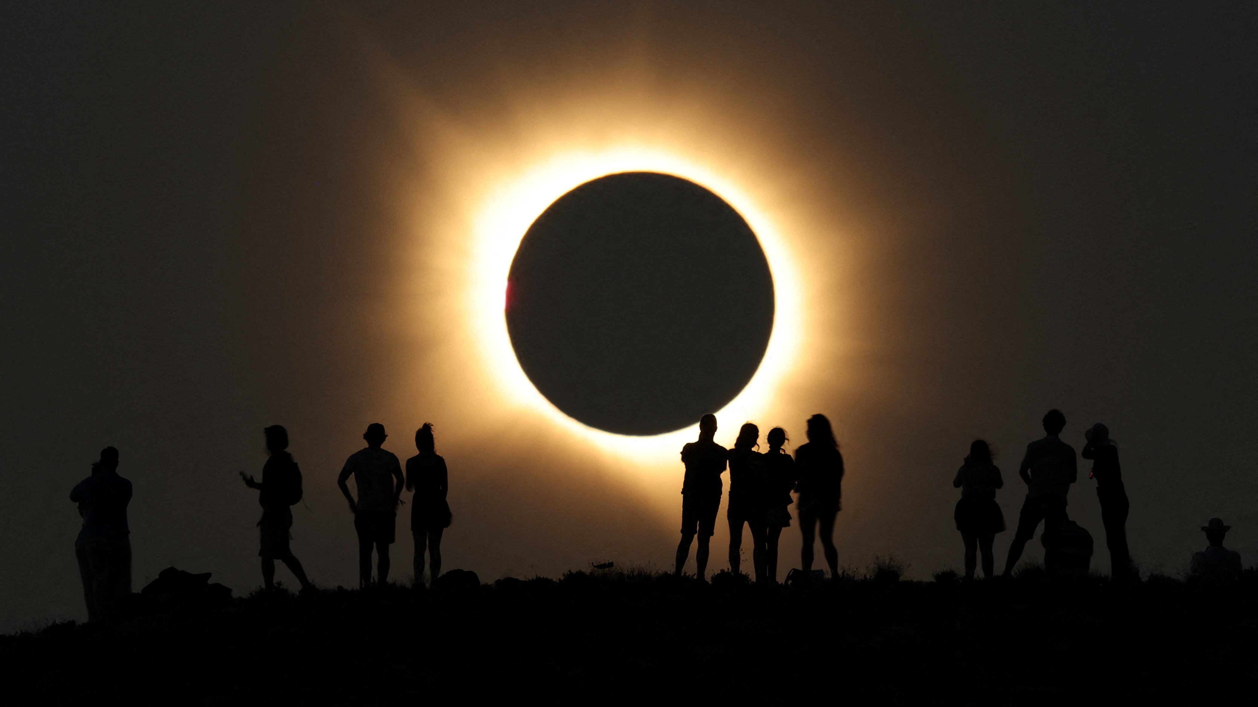 El eclipse solar cautiva a España con un minuto de magia