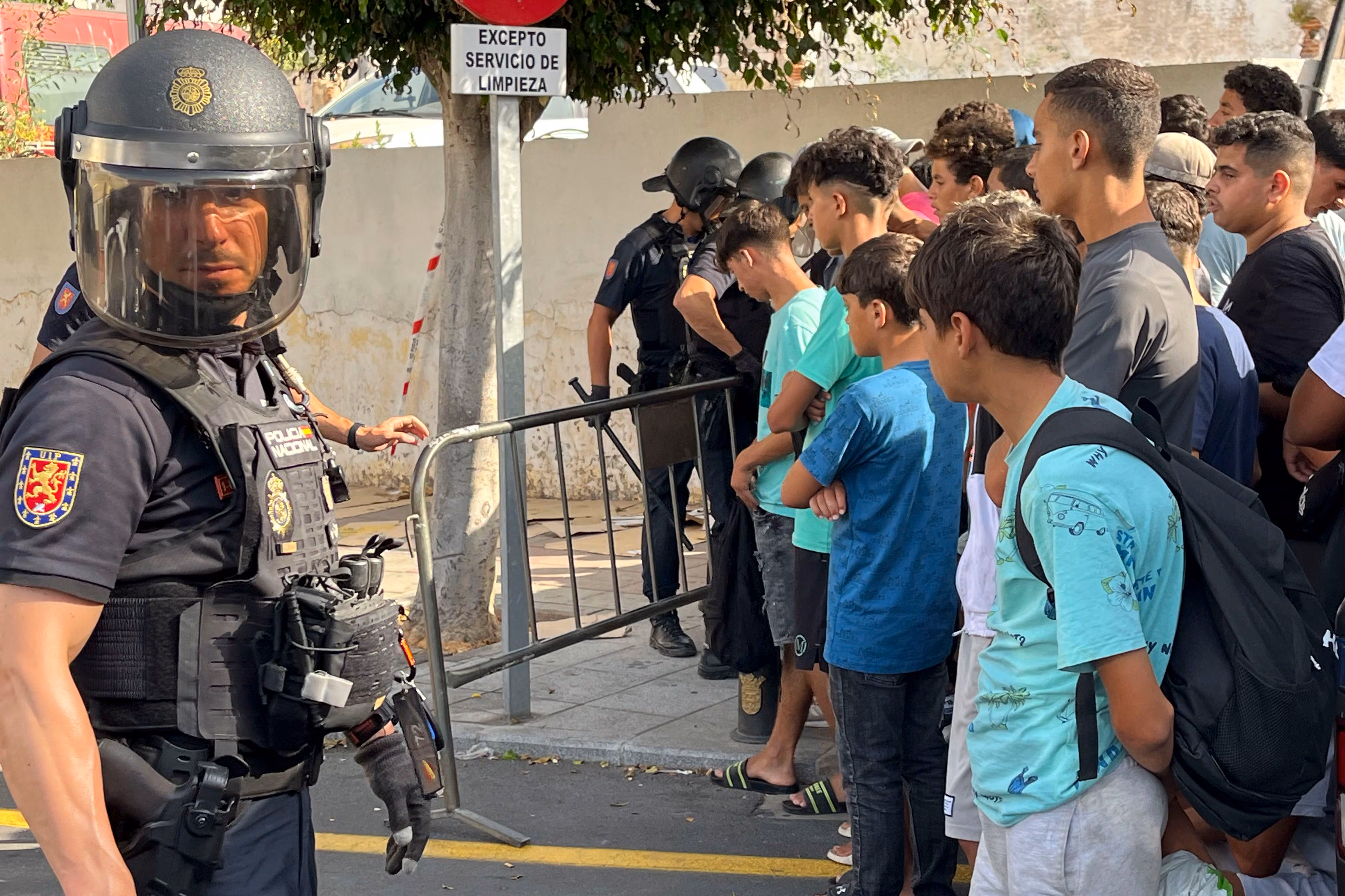 Entrada masiva de inmigrantes en Ceuta y solicitud de 'mando único'