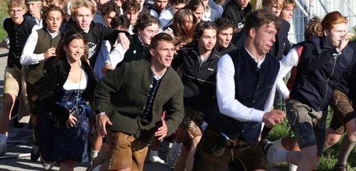 Erster Besucheransturm auf das Münchner Oktoberfest nach Wartezeit