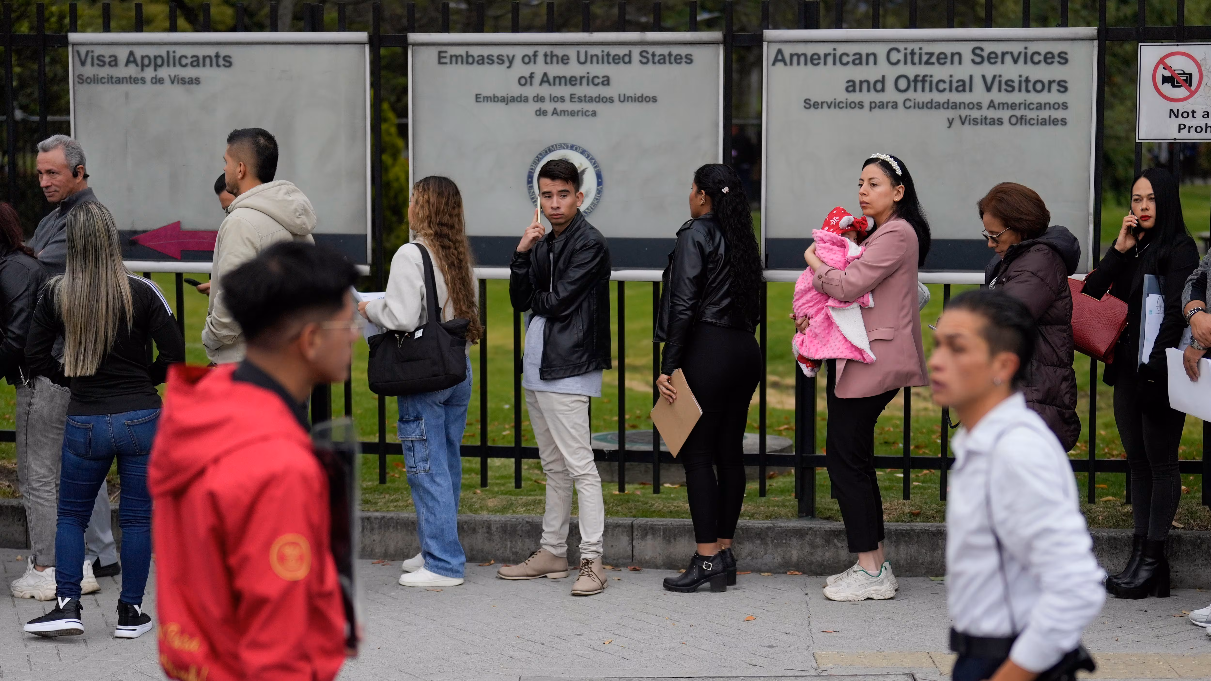 Estados Unidos suspende temporalmente citas para visas a nivel mundial para capacitación del personal