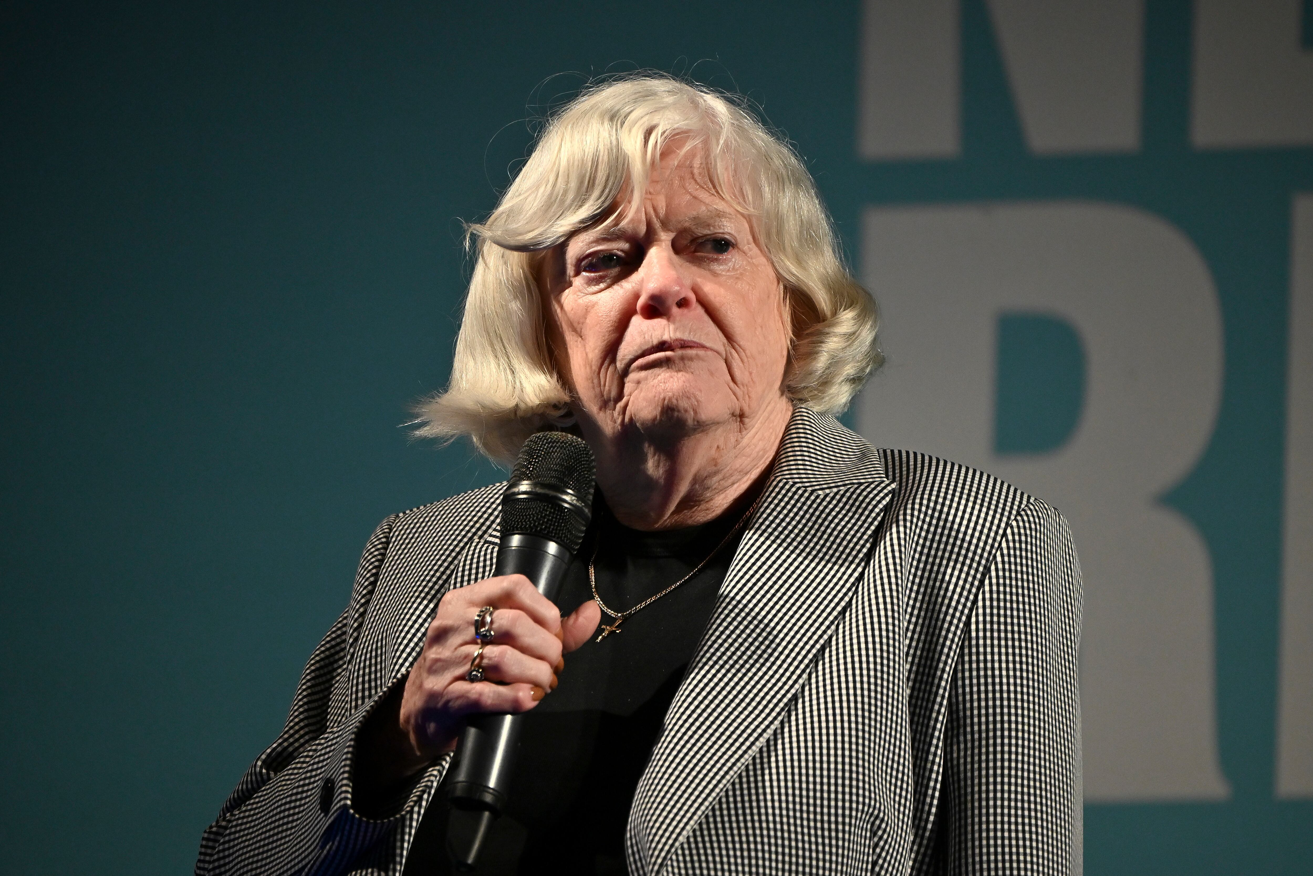 Exministra británica Ann Widdecombe murió tras recibir 21 golpes de martillo en la cabeza