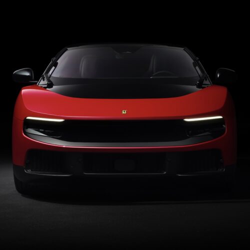 Ferrari 发布首款电动汽车，内饰广受好评，外观评价两极分化