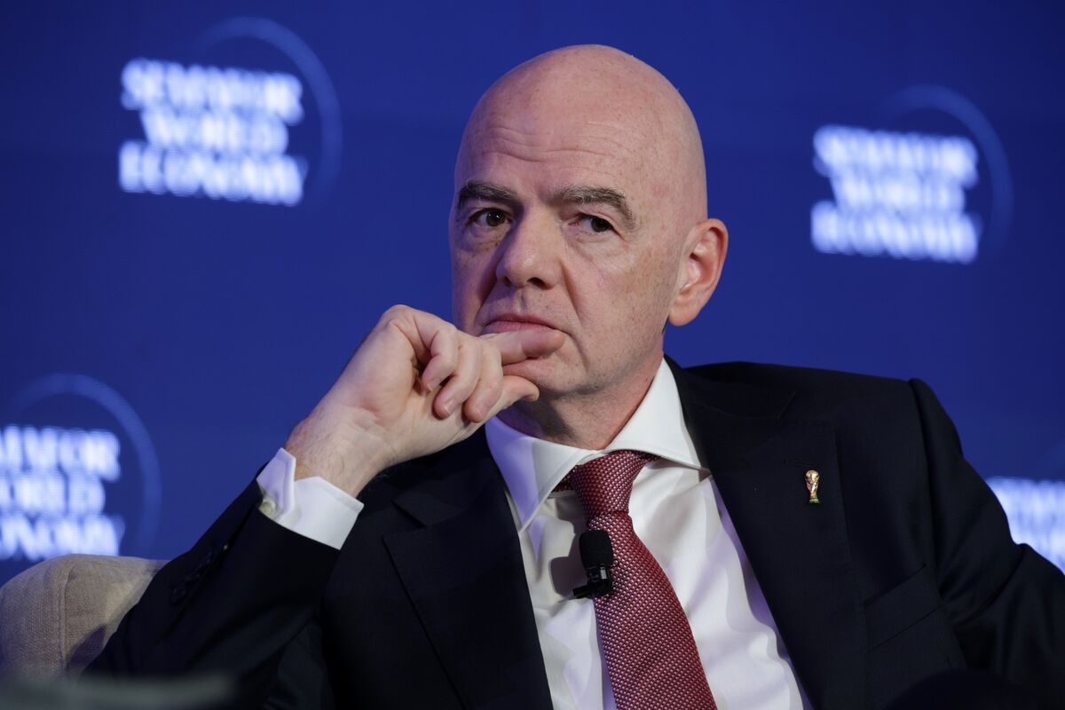Вицепрезидент на ФИФА оттегля подкрепата си за Инфантино след уволнението на изпълнителен директор