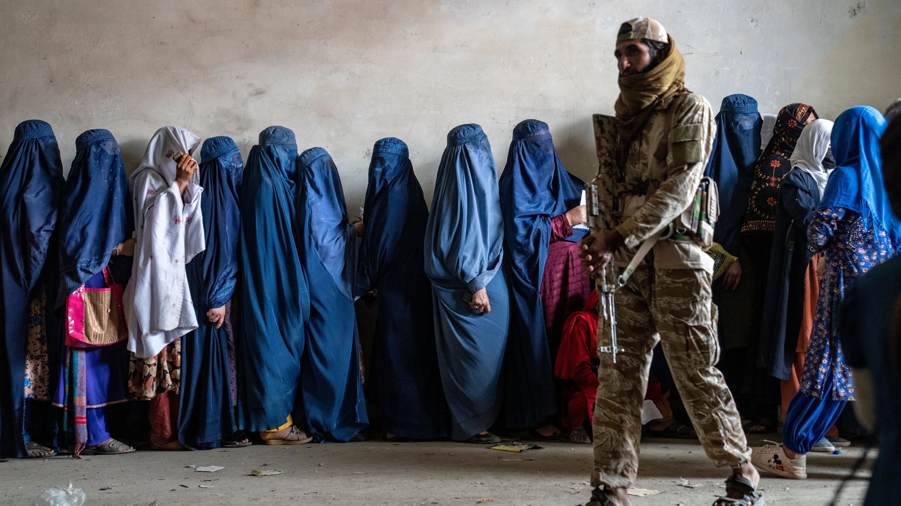 Fünf Jahre Taliban-Herrschaft: Zwischen Machtdemonstration und Frauenrechtsverletzungen