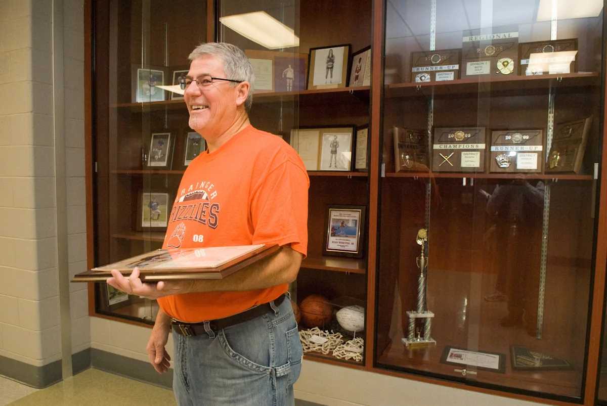 Fallece Doug McBee, exentrenador de baloncesto de Grainger, a los 73 años