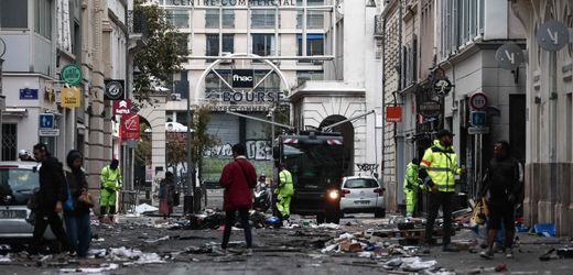 Frankreich erlebt schwere Ausschreitungen und politische Turbulenzen