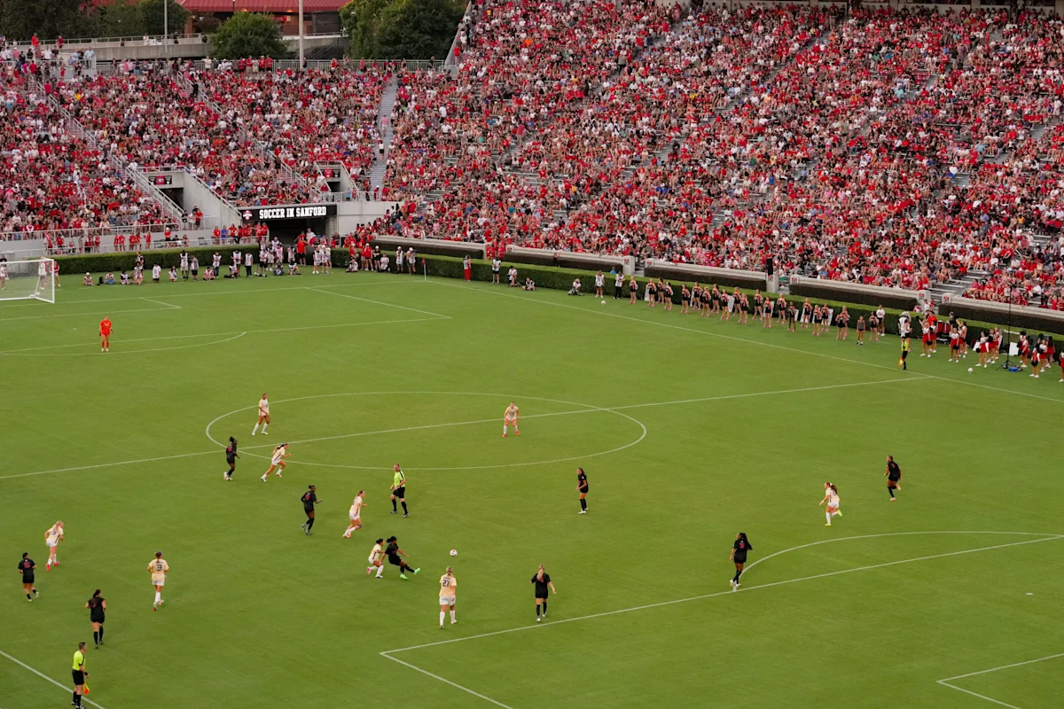 Georgischer Fußball setzt Besucherrekord im Sanford Stadium