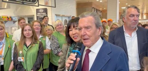 Gerhard Schröder besucht Hyperglobus-Filiale in Moskau und wird von Mitarbeitern begrüßt