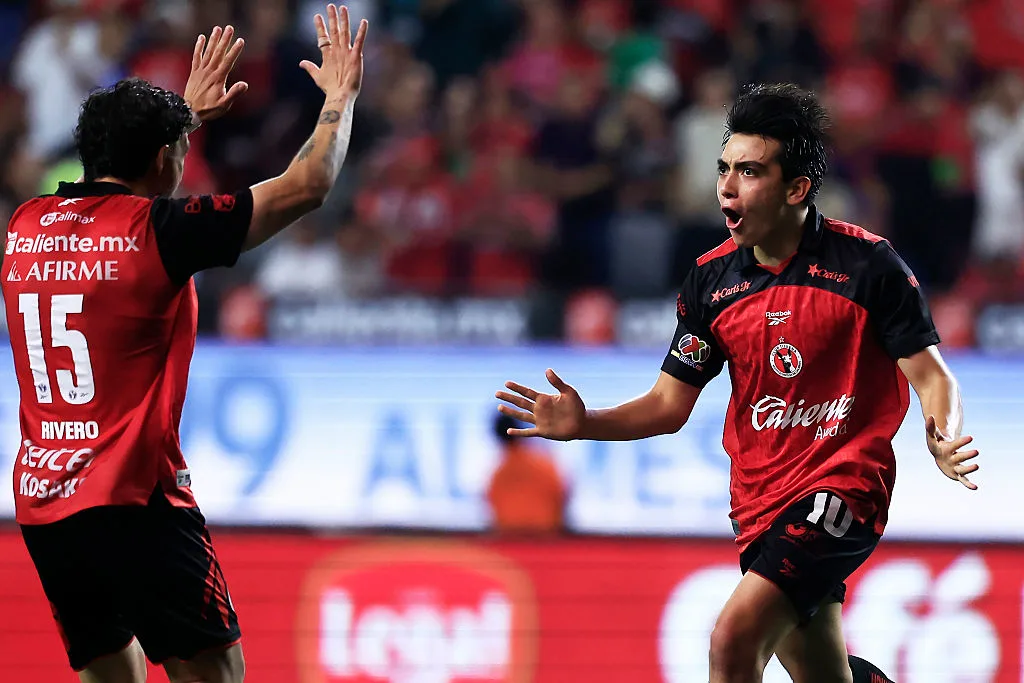 Gilberto Mora erzielt beeindruckendes Tor im Apertura-Spiel
