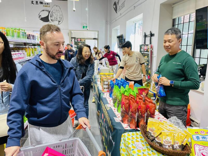 台南食品展在多倫多舉行，吸引加拿大消費者；賓士GLC電動休旅車預售，彰化藍營造勢活動登場