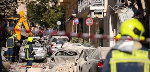 Heftige Explosion in Athener Altstadt, Gebäude stürzt teilweise ein, Passant leicht verletzt