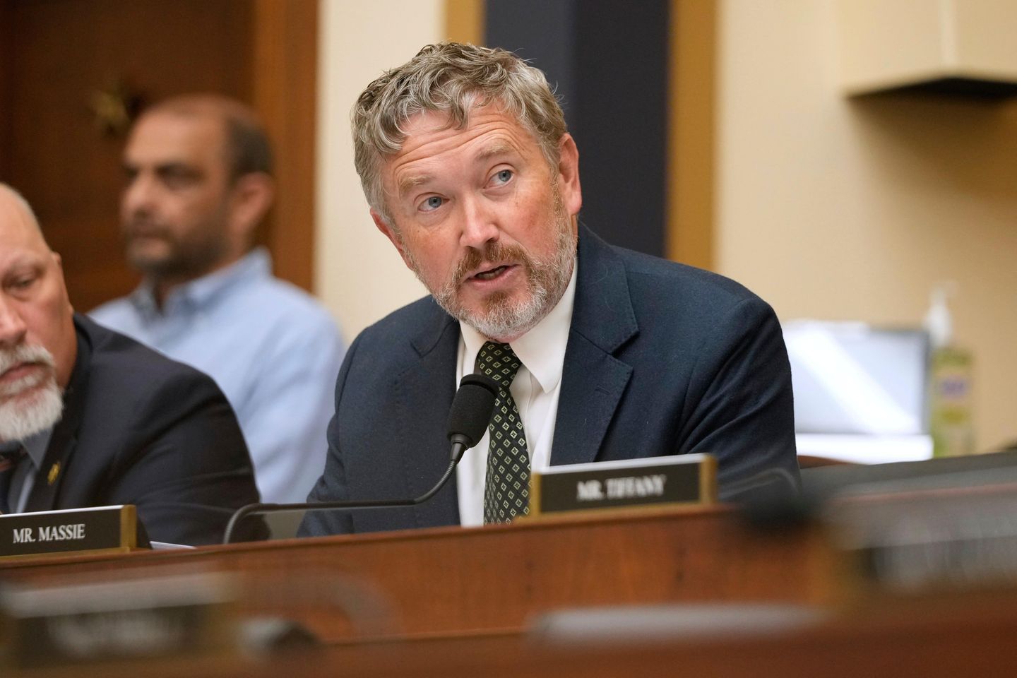 House Passes War Powers Resolution on Iran with Republican Support