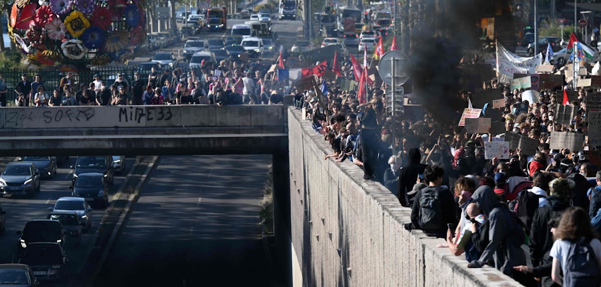 Hunderttausende protestieren in Frankreich gegen Bildungspolitik, Macron beruft Krisensitzung ein