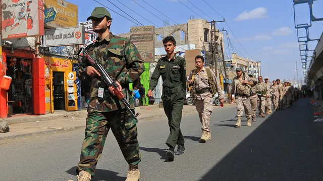 Huthi-Miliz verstärkt Angriffe auf Saudi-Arabien und erobert Küstenregionen im Jemen