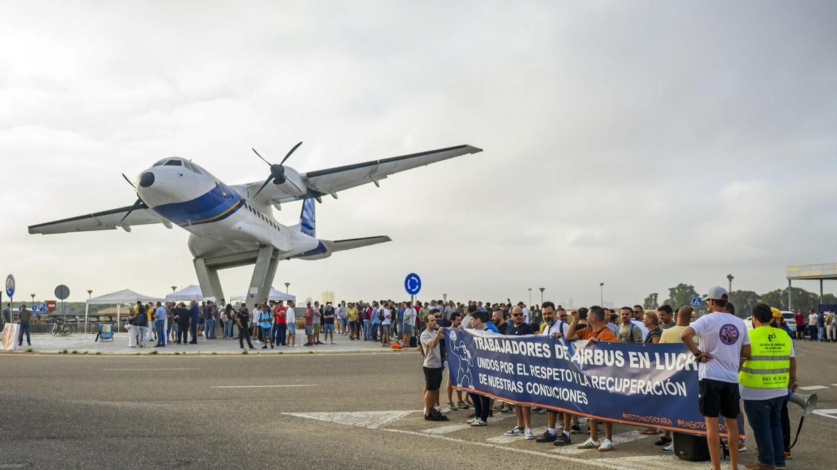 Industria media interviene en el conflicto laboral de Airbus y cita a las partes