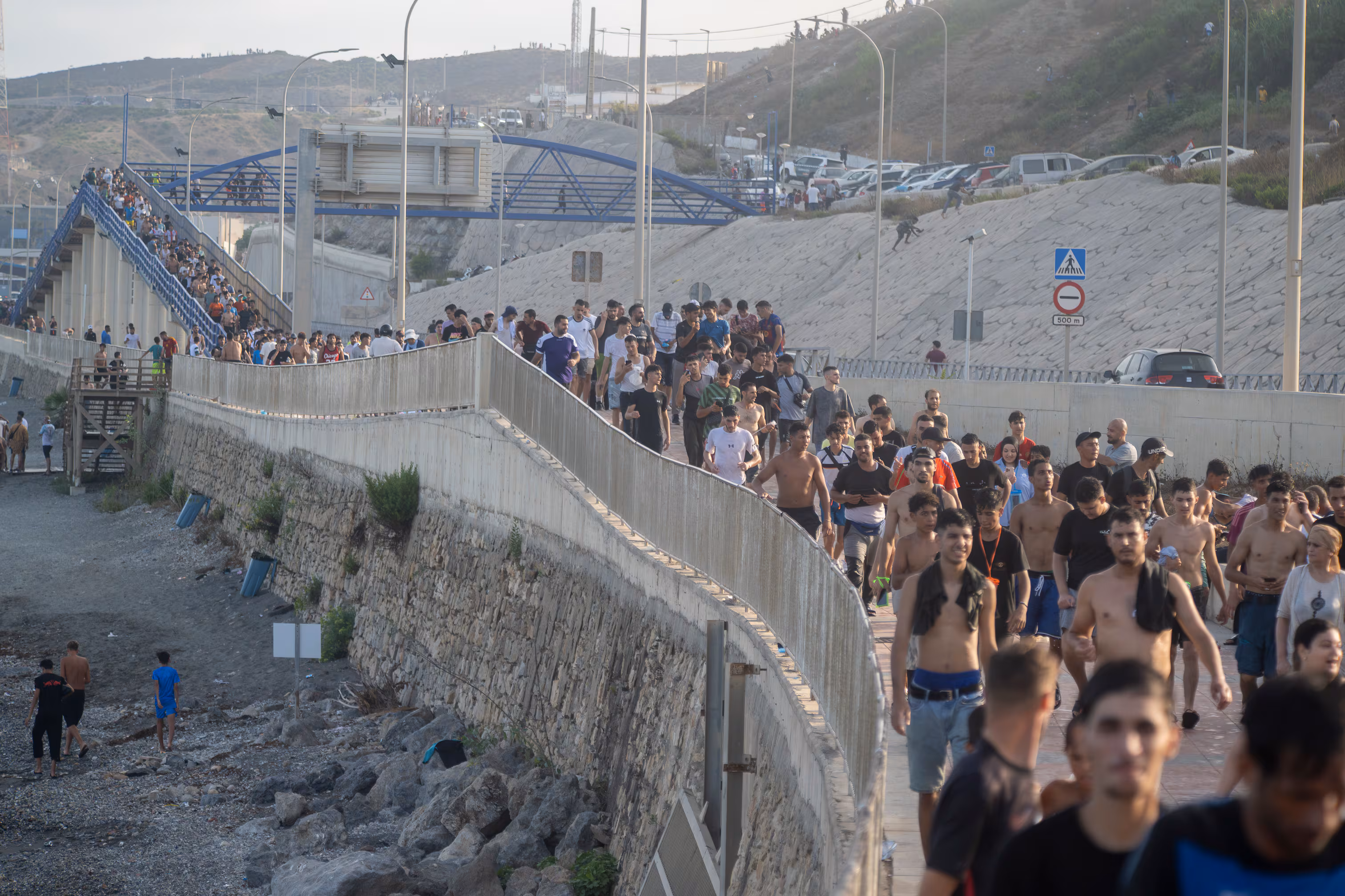Informe policial señala que agentes marroquíes pudieron haber guiado la entrada de migrantes a Ceuta