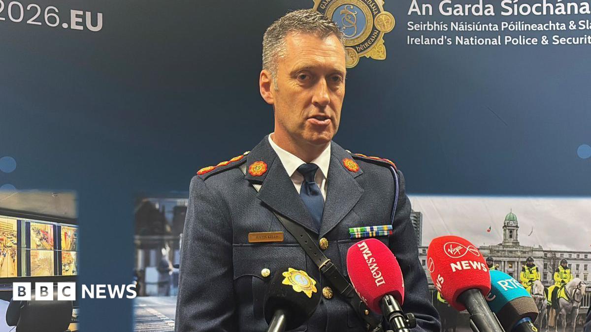 La Policía Irlandesa Intercepta un 'Cargamento Extremadamente Significativo' de Coche Bomba Cerca de la Frontera