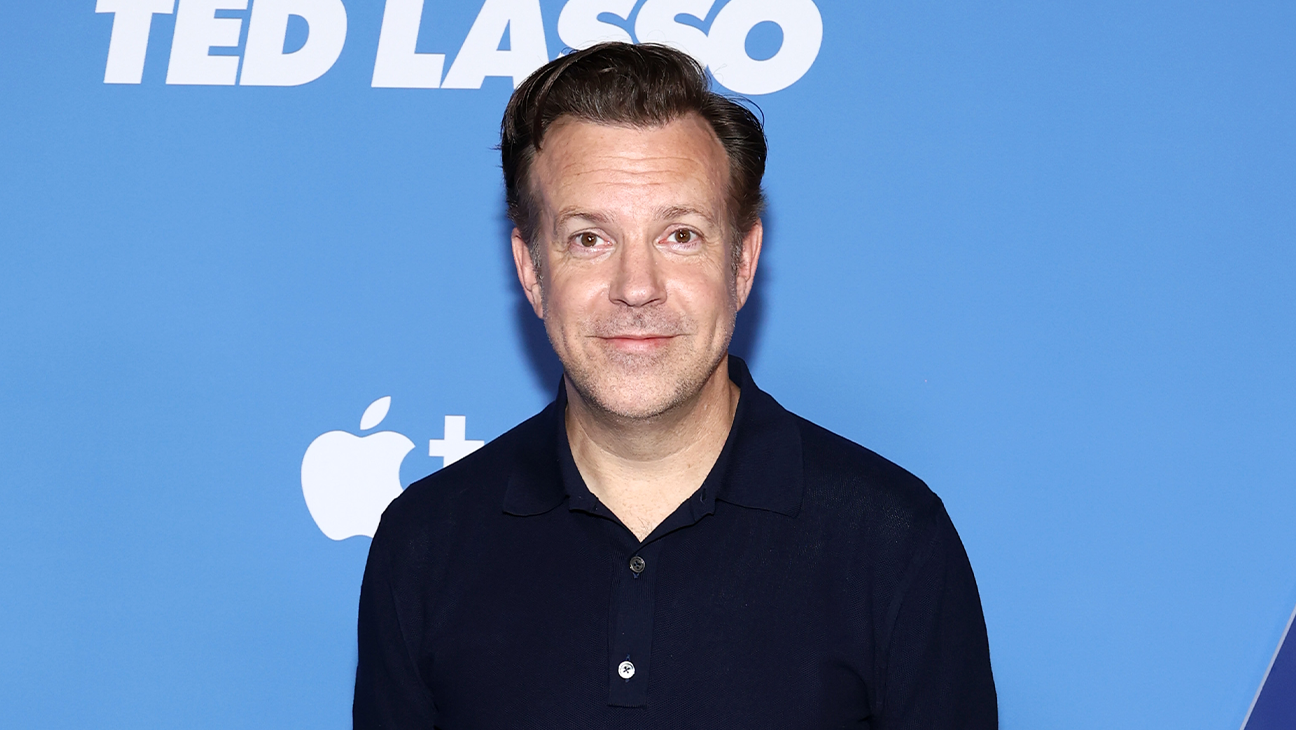 Jason Sudeikis Surprises Crowd with ‘Ted Lasso’ Song
