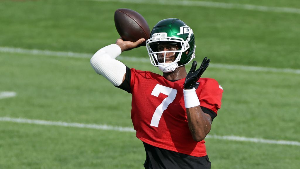 Jets Quarterback Geno Smith Sits Out Preseason Opener