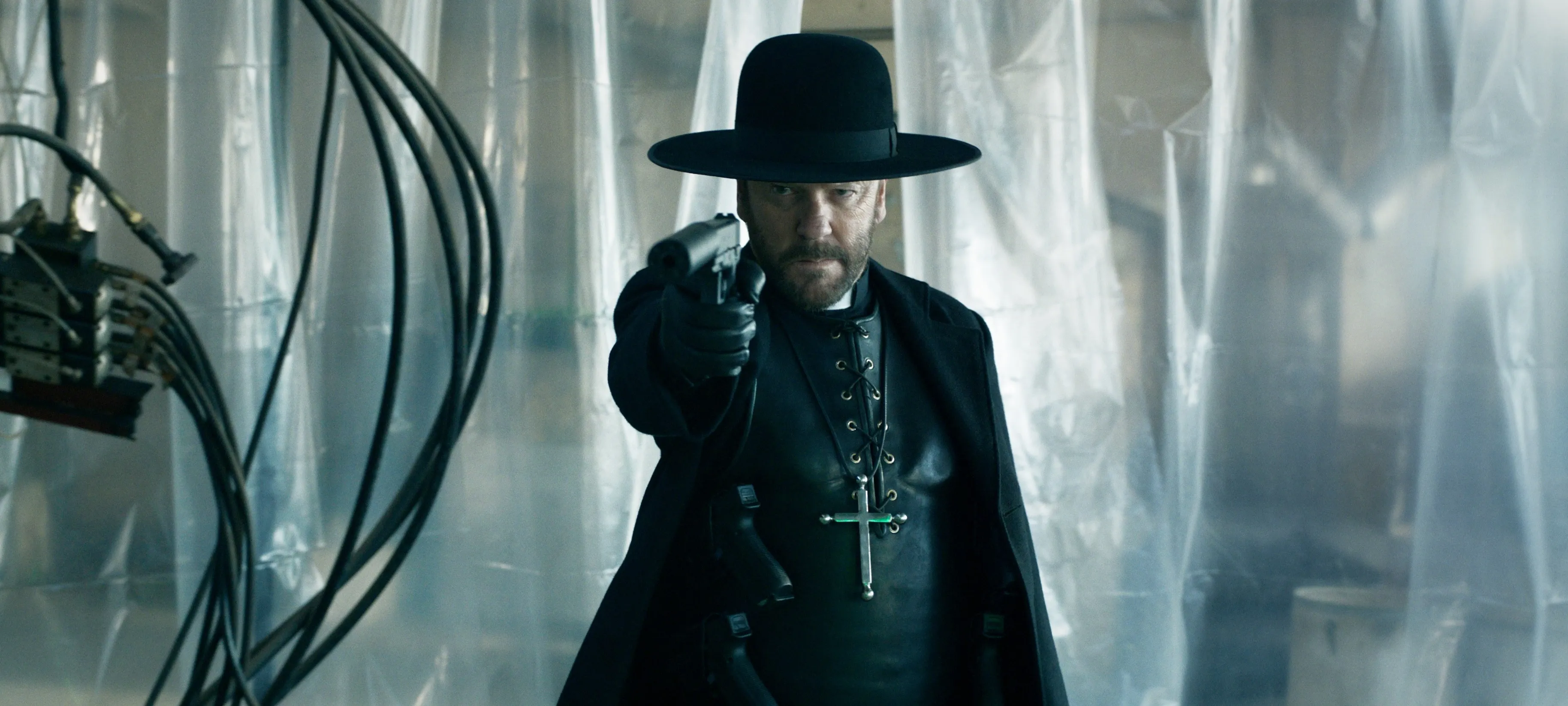 Kiefer Sutherland spielt in dem gewalttätigen Venedig-Film ‘Father Joe’