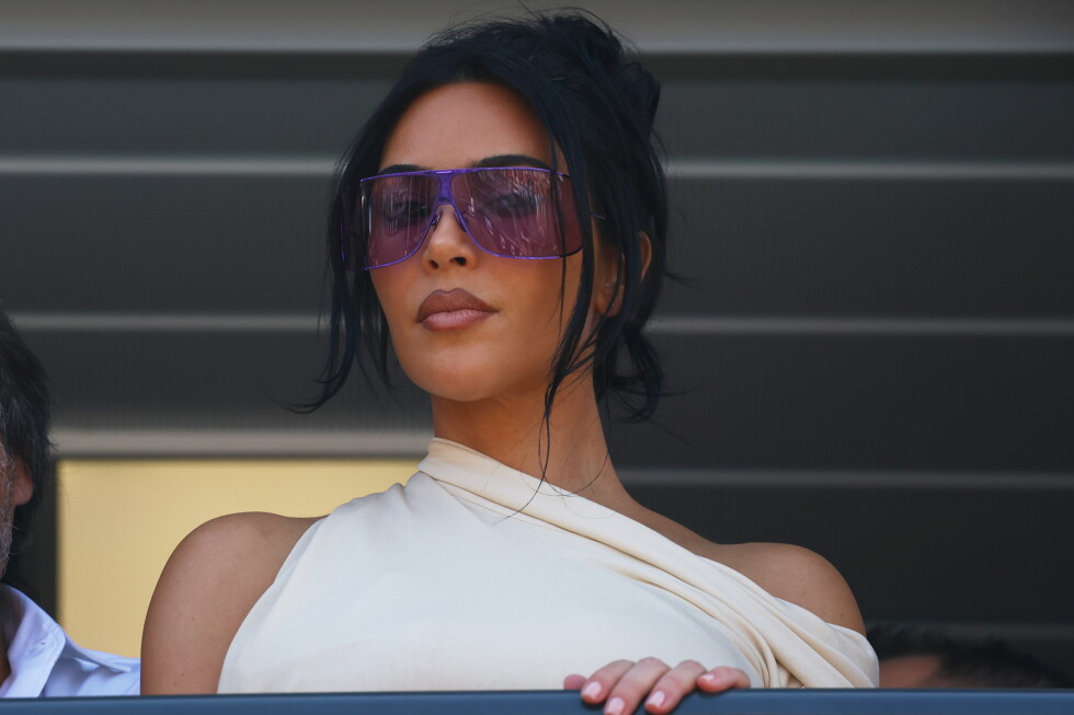 Kim Kardashian beobachtet Lewis Hamilton auf dem zweiten Platz beim Großen Preis von Monaco