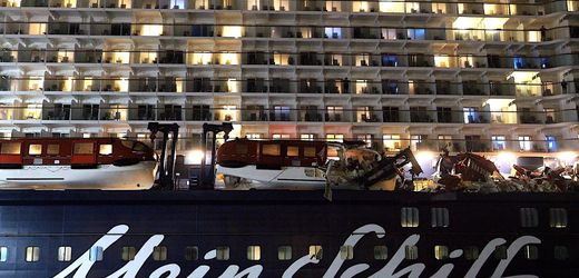 Kreuzfahrtschiff „Mein Schiff 3“ kollidiert mit zwei Containerschiffen in Bremerhaven