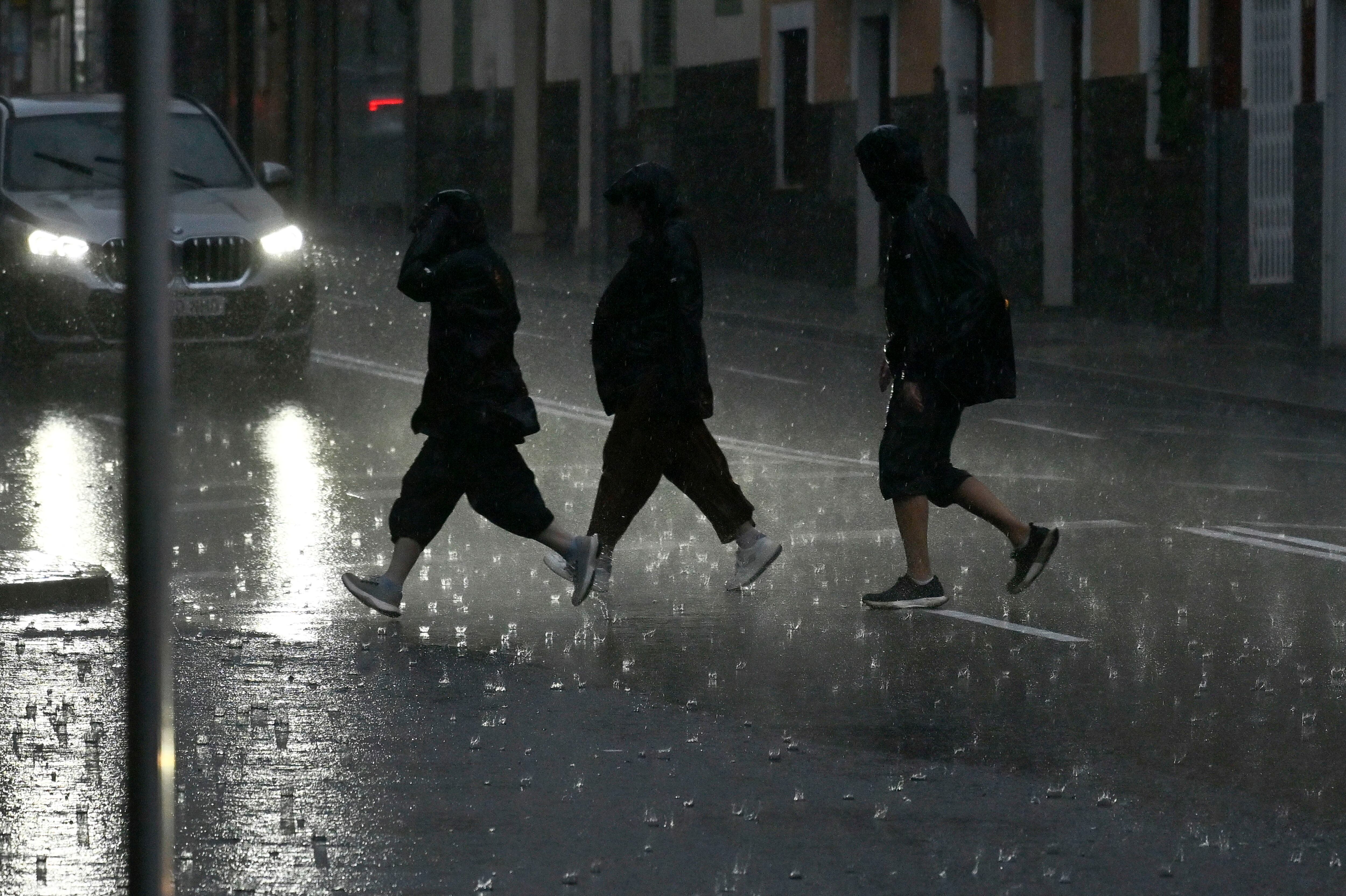 La DANA Adam se retira con lluvias persistentes en Cataluña y Baleares, y avisos en Andalucía y El Hierro