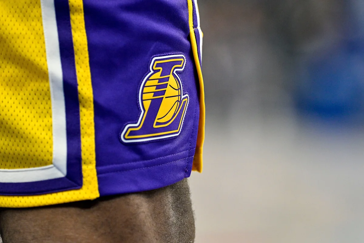 Lakers Ficha a Arthur Kaluma y Despide a Peter Suder