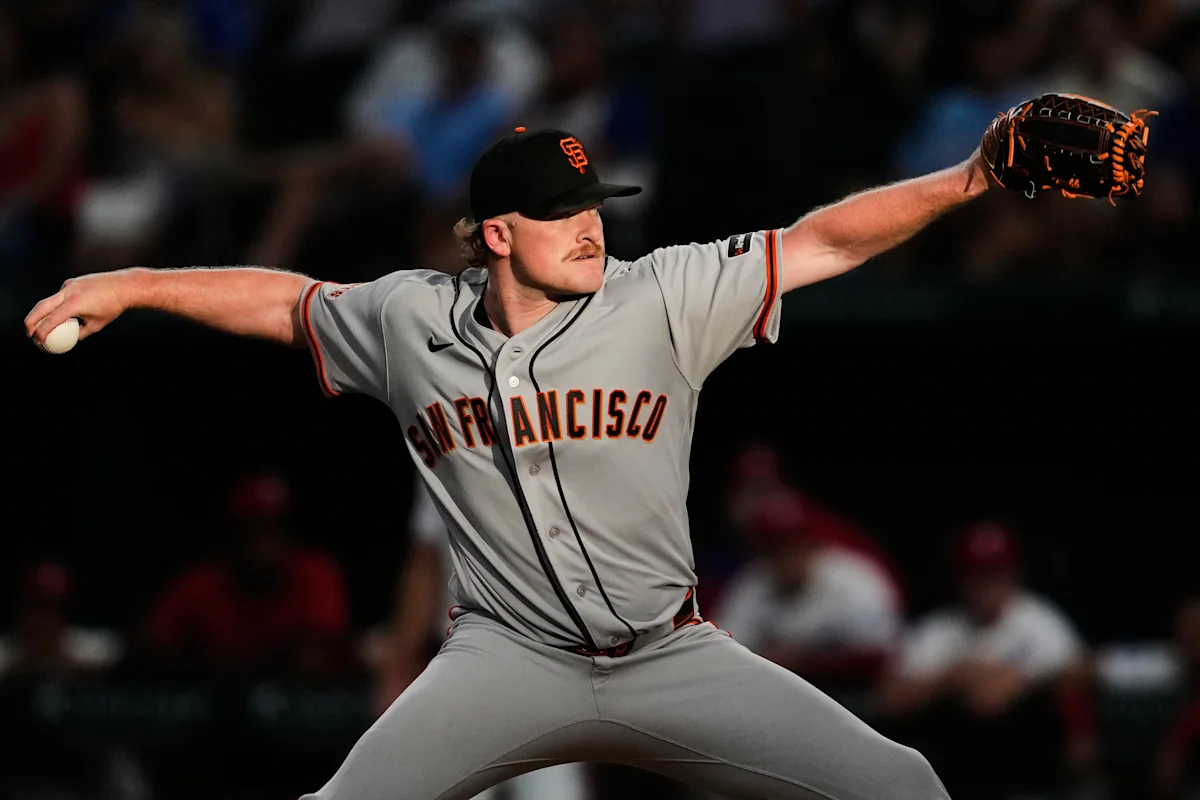 Lee's Two Homers Lead Giants Past Rangers