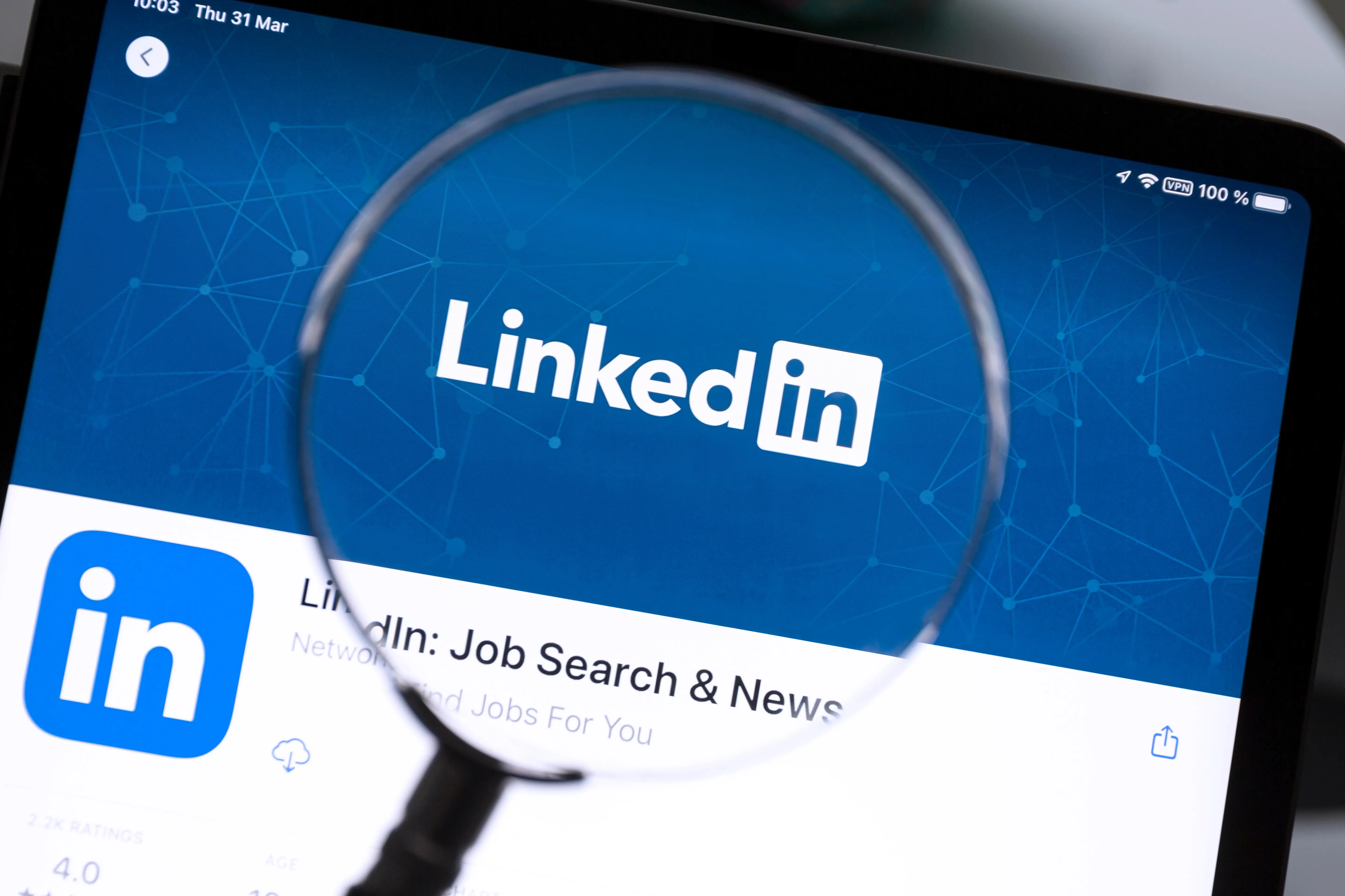 LinkedIn Добавя Инструмент за Сигнализиране на „AI Slop“, Отказва се от AI Помощ при Писане