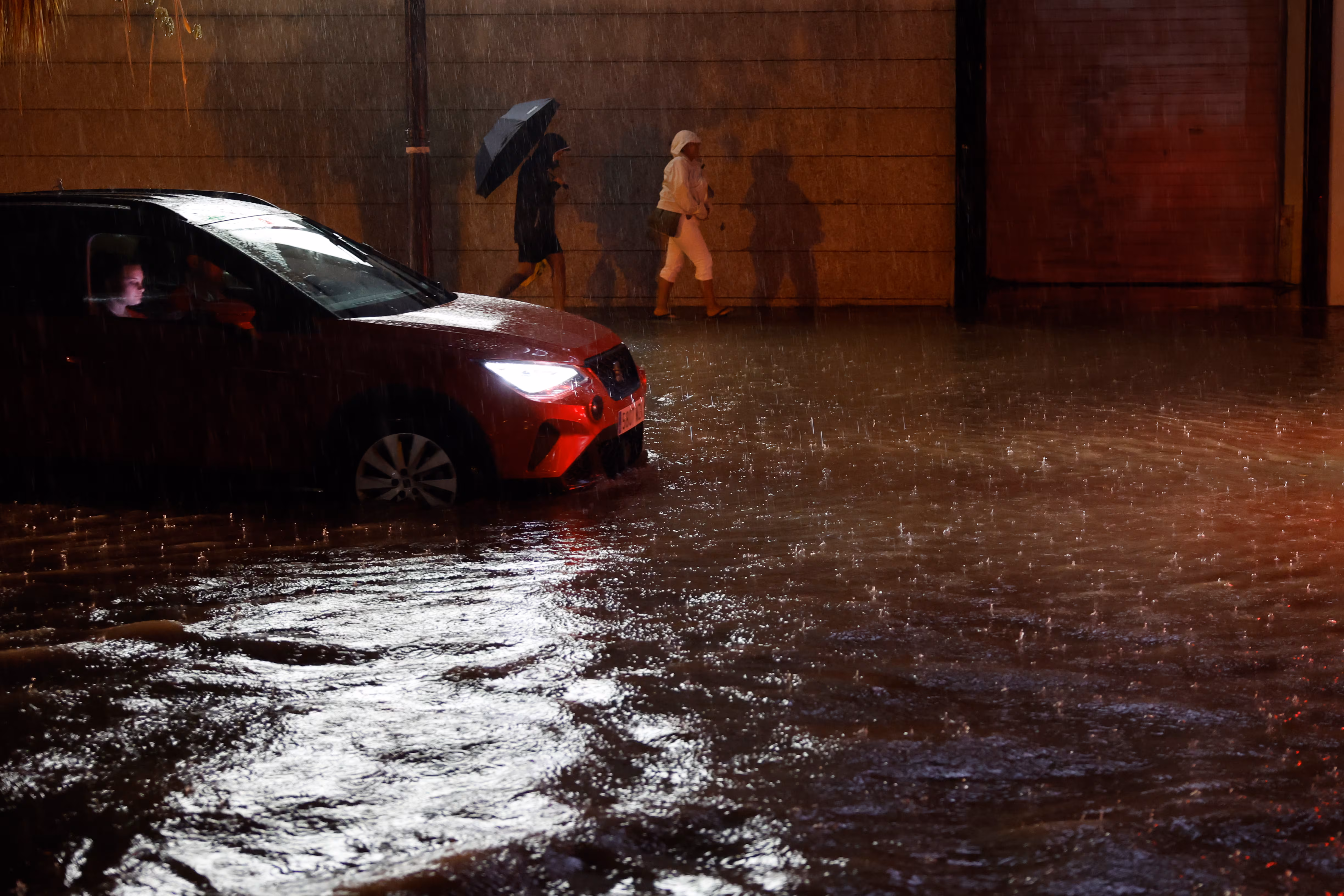 Lluvias torrenciales causan inundaciones y suspensión de servicios en Valencia y Alicante