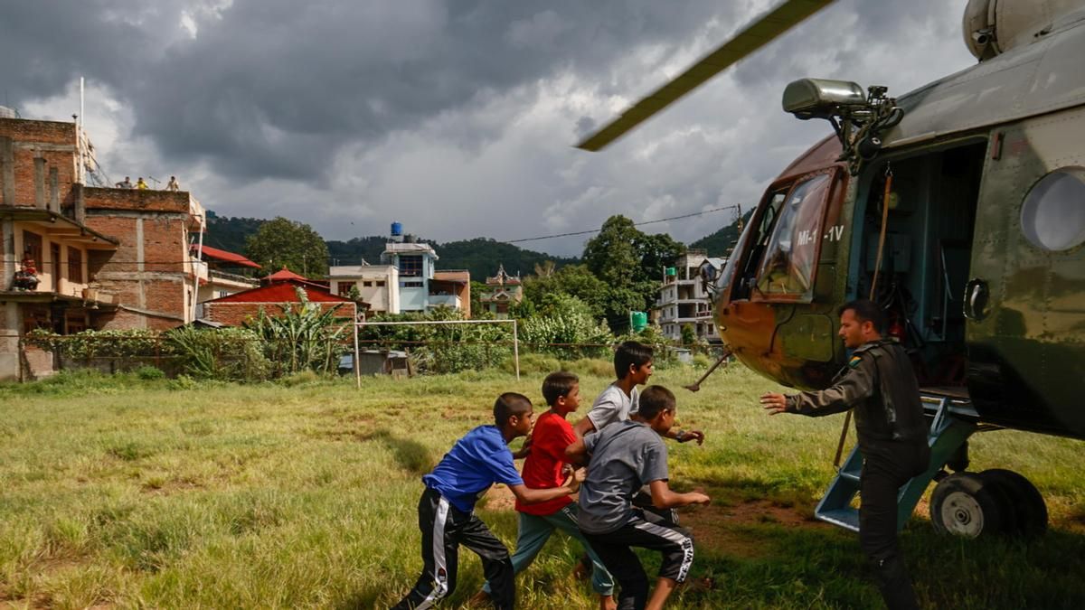 Localizado uno de los tres españoles desaparecidos tras las inundaciones en Nepal; la cifra de fallecidos supera los 540