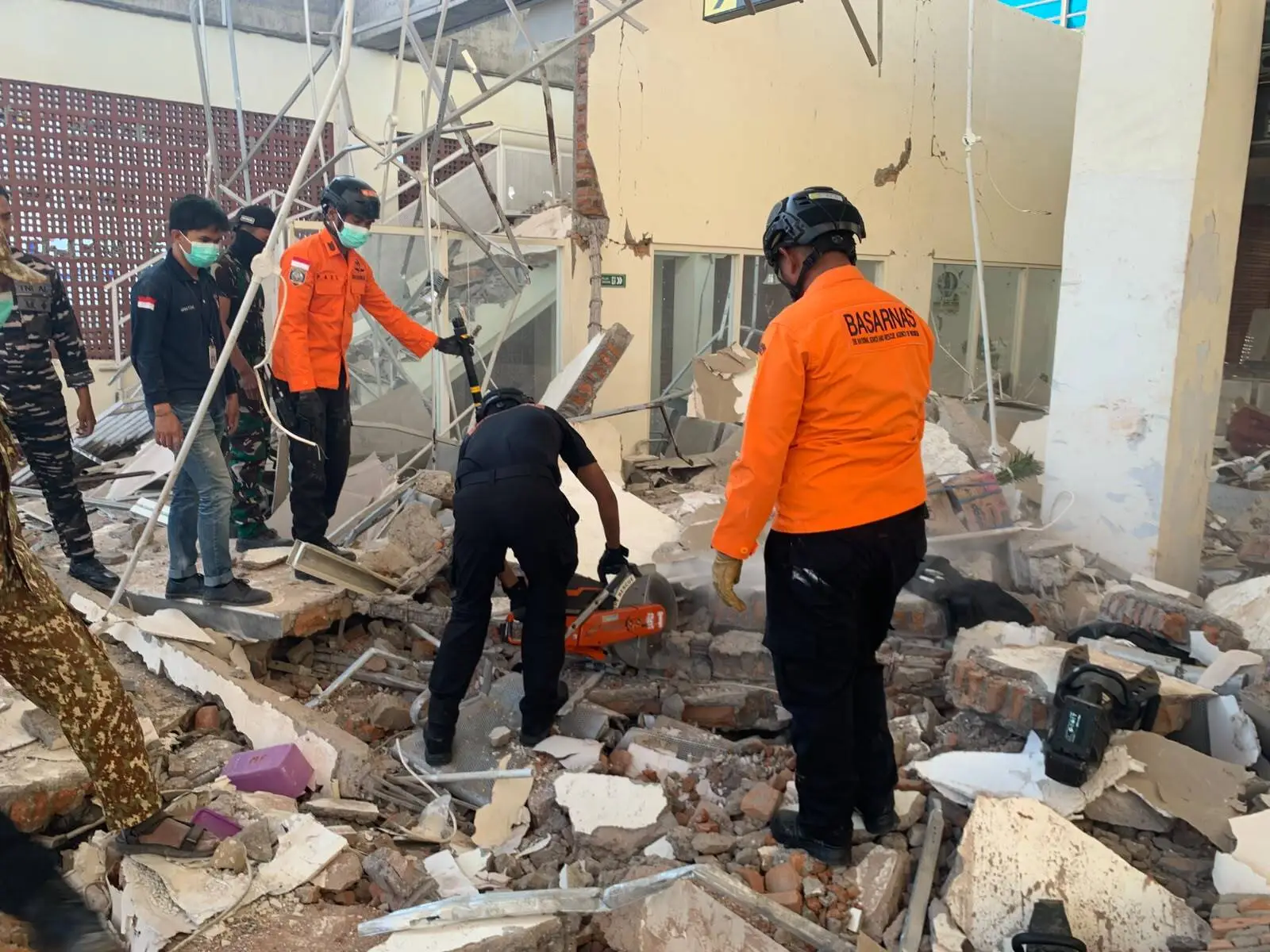 Magnitude 7.7 Earthquake Kills at Least 38 in Indonesia