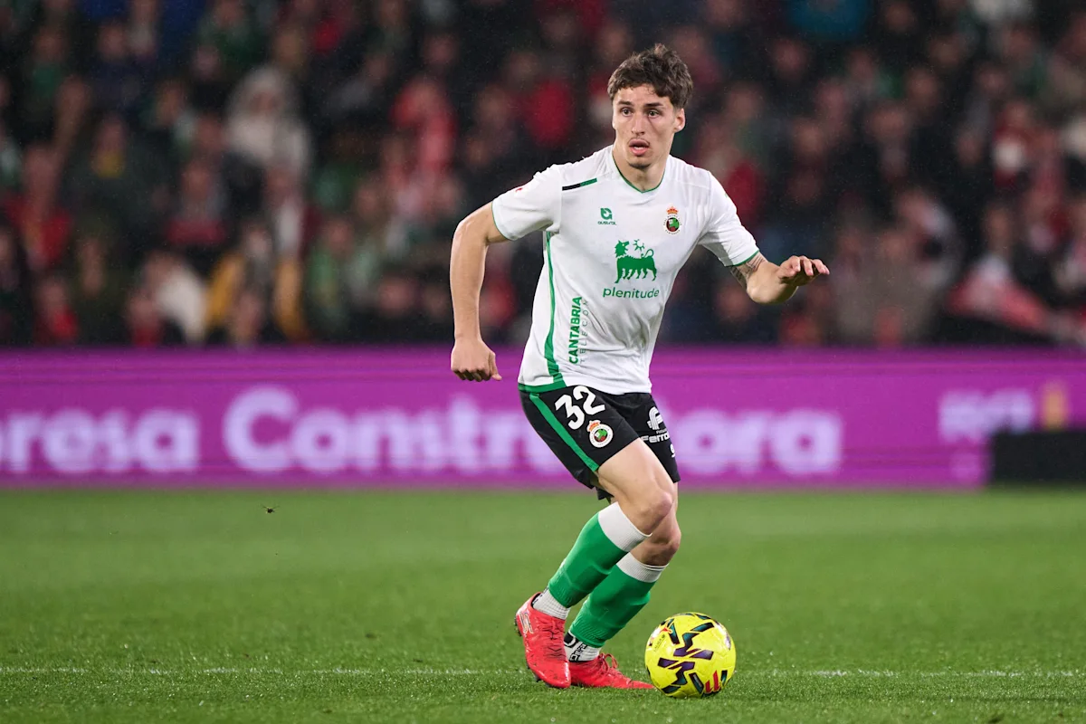 Man Utd and Barcelona Compete for Racing Left-Back