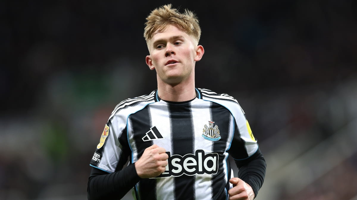 Manchester United Pausa la Ficha de Lewis Hall para Priorizar a los Centrocampistas