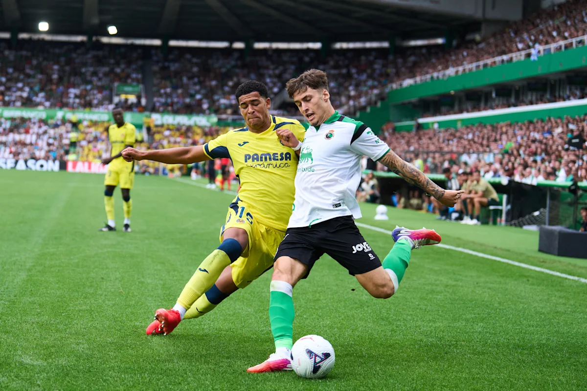 El Manchester United apunta al lateral del Racing de Santander