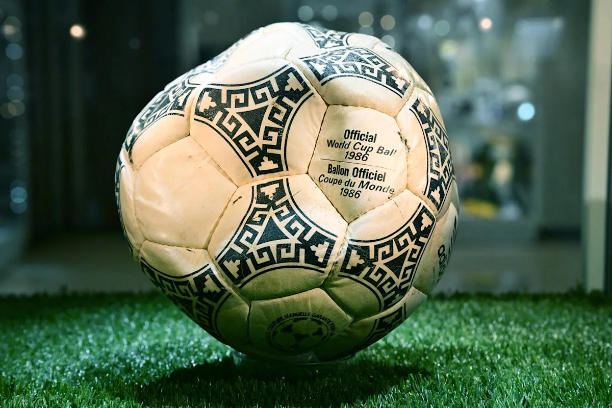 Maradonas ‘Hand Gottes’-Ball für 2,5 Millionen Pfund verkauft