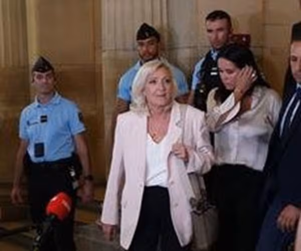 Marine Le Pen Kündigt Präsidentschaftskandidatur Trotz Verurteilung wegen Unterschlagung an