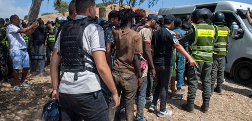 Marokko nimmt über 300 Migranten vor Ceuta fest – Neue Grenzversuche erwartet
