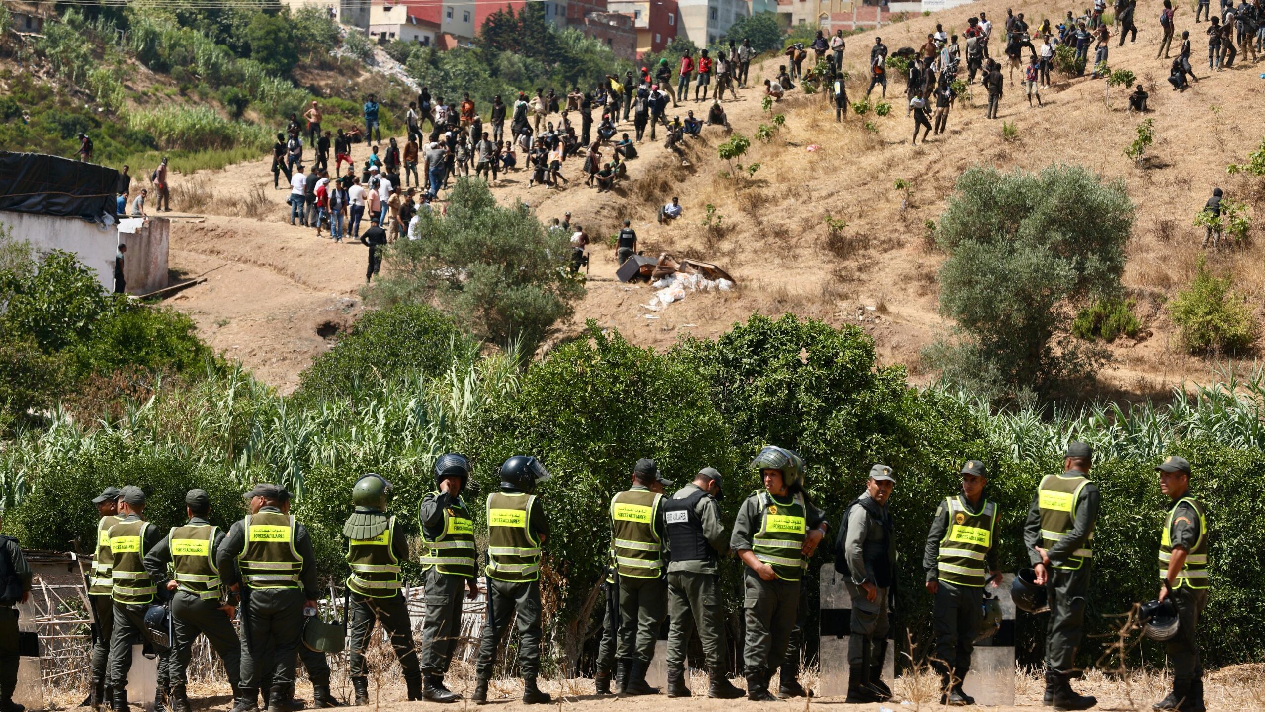 Marruecos impide la entrada masiva de migrantes subsaharianos a Ceuta y Melilla