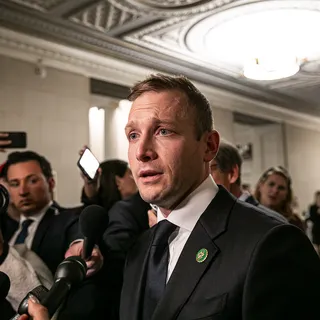 麦克斯·米勒将在性侵指控后继续参选
